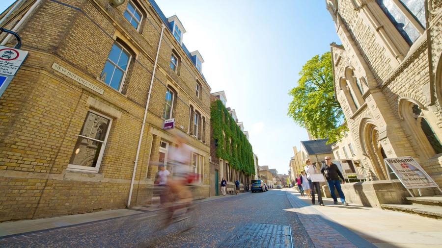 ESL Languages Young Adults Kings Oxford gallery 1